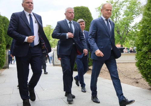 Tusk przyjechał pożegnać Olechowskiego. Jednego z „trzech tenorów PO”