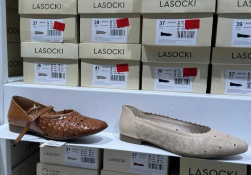 Te buty są nr 1 w Rzymie, a CCC już teraz mocno je przecenia - Lasocki też tnie ceny