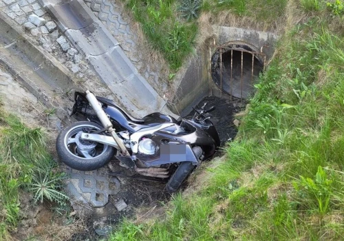 Uciekał motocyklem, skończył pod naczepą ciężarówki. Policyjny pościg na Dolnym Śląsku