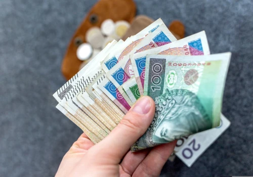 Praca z pensją do 12,5 tys. zł i benefitami. W pakiecie także zniżki i dopłaty
