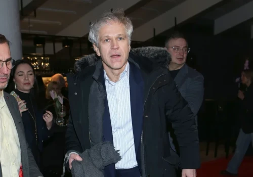 Przeżył wypadek, a nawet zemstę brata na planie. Dziś kończy 56 lat