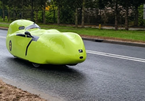 „UFO” na DK22? Nietypowy velomobil wzbudził sensację pod Chojnicami