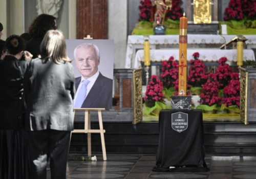 Pogrzeb Andrzeja Olechowskiego. Tłumy w kościele, morze kwiatów