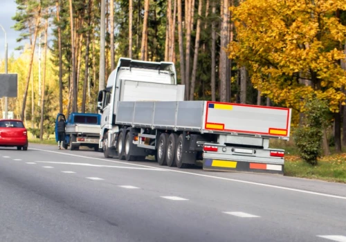 Postój na pasie awaryjnym to najprostsza droga do tragedii i mandatu. Sprawdź, co mówią przepisy
