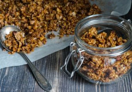 Granola bez tony cukrów prostych. Do owsianki czy musli jak znalazł
