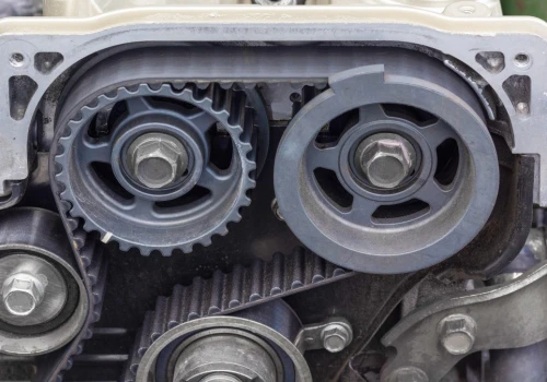 Zerwany pasek rozrządu uderza bez ostrzeżenia. Mechanicy znają jeden sposób