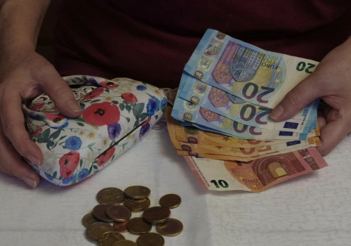 Przez 20 lat pracowała jako opiekunka w Niemczech. Tyle dostanie emerytury, kwota zdziwiła samą kobietę