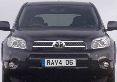 Toyota wraca do starego problemu RAV4. Wada zawieszenia może odebrać kontrolę