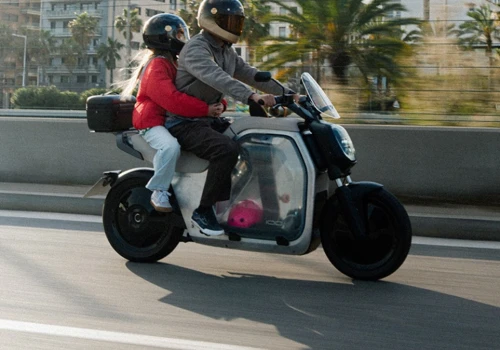 Elektryczny motocykl dostawczy. Ma półki, pojemniki i bieg wsteczny