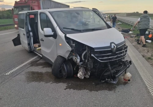 Dachowanie busa na autostradzie A1. Sześć osób uniknęło tragedii pod Piotrkowem