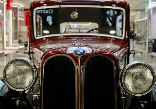 W centrum Krakowa stanęły legendarne BMW. Wystawę można zobaczyć za darmo
