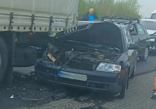 Groźne zderzenie na DK12 w Chojnie Nowym Drugim. Audi uderzyło w naczepę ciężarówki
