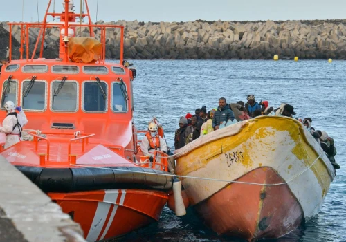 Łódź z 49 migrantami dotarła na Lanzarote. Wśród nich nieletni