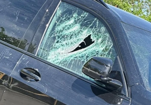 Policjanci wybili szybę w samochodzie, żeby ratować dziecko