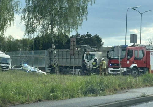 Kilkaset kilo szczątków zwierzęcych na DK-1. Źle zabezpieczony ładunek wypadł na jezdnię