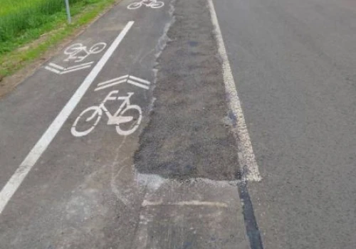 Drogowcy naprawiają ścieżkę rowerową na terenie gminy Skomlin (zdjęcia)