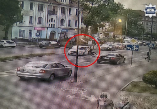 Wjechała rowerem w auto pod tarnogórską komendą. Jest nagranie