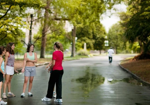 Nowy trend zamiast Tindera. Gen Z ucieka z aplikacji do parków!