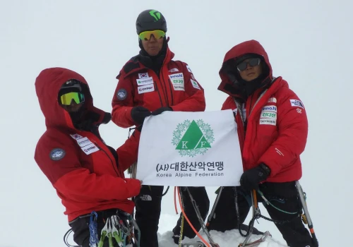 Koreańczycy na prawdopodobnie dziewiczym Sato Peak w rejonie Kangczendzongi