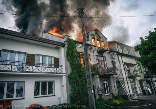 Potężny pożar kamiennicy na Sandomierskiej. Ulica wciąż jest nieprzejezdna. Strażacy dogaszają ogień