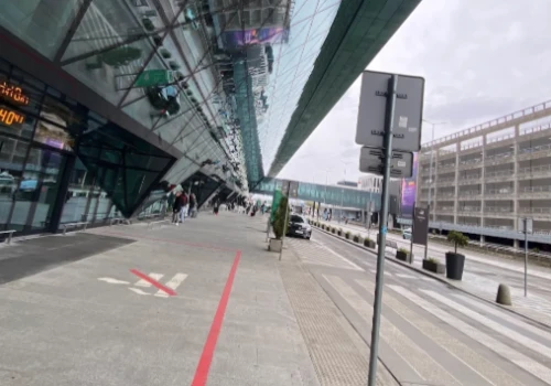 Alarm na lotnisku w Balicach. Autobusy nie dojeżdżają pod terminal
