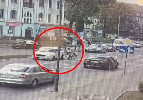 Rowerzystka wjechała na przejściu w bok samochodu. Odpowie przed sądem