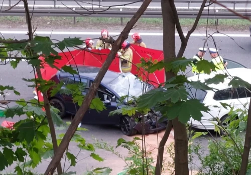 Dwie osoby trafiły do szpitala po wypadku w Katowicach. Policja ustala, co stało się na autostradzie A4