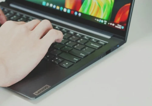 Tani laptop z Windowsem zdeklasował MacBooka Neo, ale internauci zarzucają badanie pod tezę na zlecenie Microsoftu