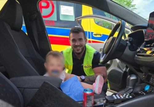 1,5-roczne dziecko zamknięte w aucie. Policjanci wybili szybę