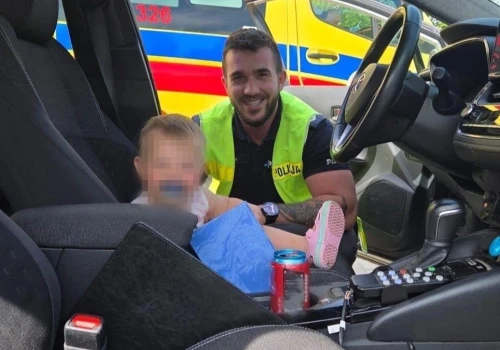 Śląskie: Policjanci wybili szybę w aucie, by dostać się do malutkiego dziecka