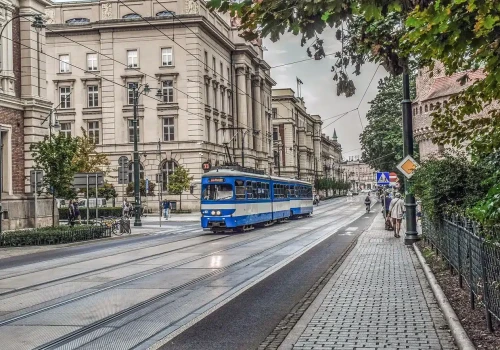 Pensje w Krakowie przebiły 13,4 tys. zł brutto. Jednocześnie firmy ograniczają zatrudnienie