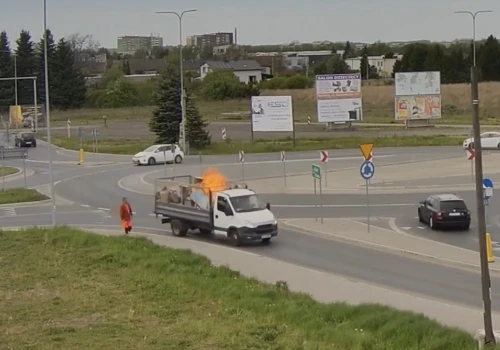 Auto jak pochodnia na rondzie Piaskowa-Rybnicka