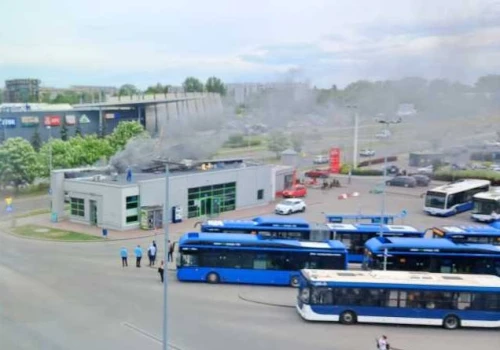 Zawalił się na dach dworca autobusowego w Czyżynach