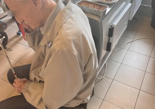 Ursynów: kim jest senior, który czeka w sklepie? Kontakt z nim jest utrudniony. Kobieta szuka jego rodziny