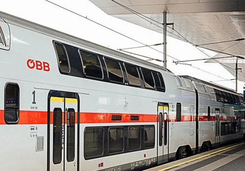 Używane wagony piętrowe z Austrii na polskich torach. Kupi je PKP Intercity