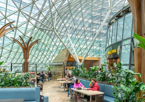 Zmiany w Złotych Tarasach. Wnętrza zyskały więcej zieleni oraz... coworking