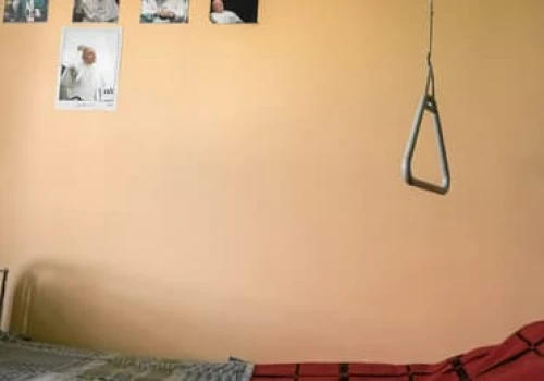 „Jestem w sytuacji, kiedy muszę podjąć decyzję, jak umrzeć”. Opiekunowie i opiekunki o swoim życiu