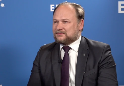 Agenci AI w przemyśle: jak ograniczać „konfabulacje” i chronić dane firmy?