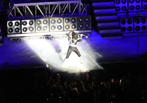 Porażenie prądem na scenie stało się inspiracją dla hitu. Ace Frehley otarł się o śmierć