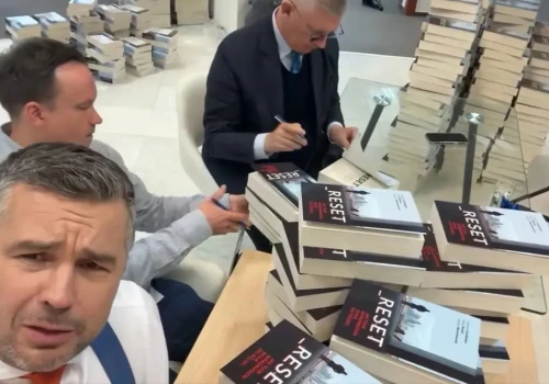 Zakażą książki „Reset”? Służby przyśpieszają śledztwo