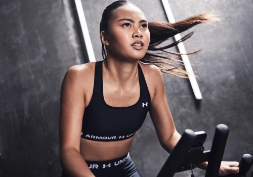 Under Armour udowadnia, że przyszłość mody należy do funkcjonalności. Jak łączy technologię, wygodę i miejski styl?
