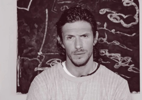 Nie żyje 35-letni brytyjski celebryta. Jake Hall wpadł w szklane drzwi