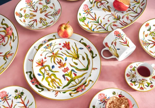Duch epoki zaklęty w porcelanie. „Grand Tour” przenosi sztukę podróżowania na stół