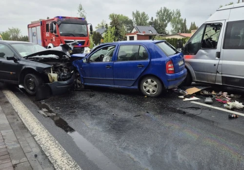 Wypadek w Mikorzynie. DK25 zablokowana po zderzeniu dwóch aut i busa