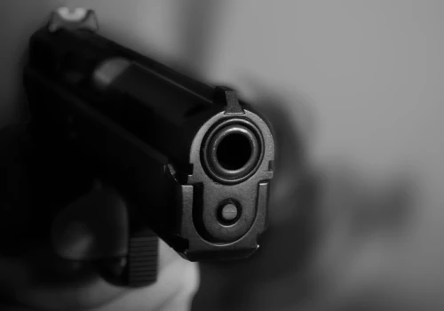 2 nastolatków oskarżonych o kradzież policyjnej broni ze szkoły