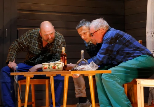 Sąsiadka, która wie wszystko o wszystkich. Łomniański teatr rozbawił publiczność w Boconowicach
