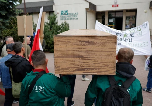 Przynieśli trumnę pod budynek ZUS. Firma z Przemyśla walczy o przetrwanie