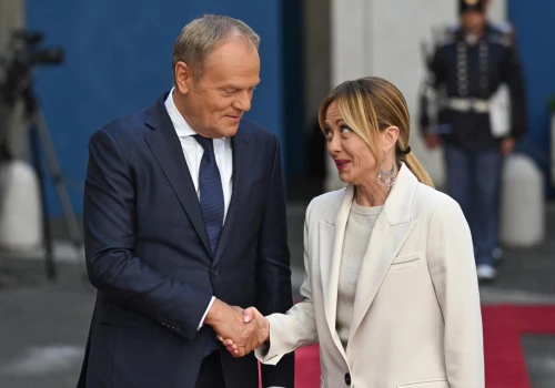 Serdeczne powitanie Meloni z Tuskiem. Były dwa buziaki i uśmiechy