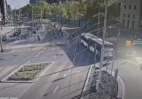 Chwile grozy na pasach w Szczecinie. Kierowca autobusu niemal potrącił pieszych. Jest nagranie