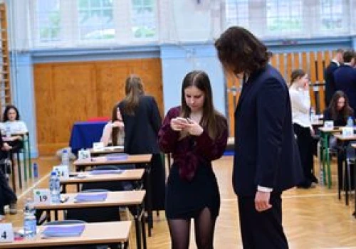 Wnieśli telefon na maturę. CKE mówi, ile matur unieważniono